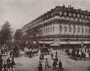 パリグランドホテルとカフェ・ド・ラ・ペ（モノクロ写真 作： French Photographer