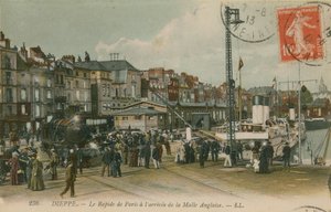 ディエップのウォーターフロントにあるパリの急行列車。 1913年に送られたはがき。 作： French Photographer