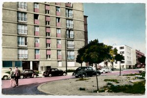 1960年代のパリ郊外の都市：イルドフランス、セーヌサンドニのオーベルビリエの新しい建物 作： French Photographer