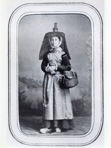 フランスの地方衣装を展示したフォト・ビジネスカード、1860-70年頃（モノクロ写真 作： French Photographer