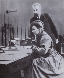 ラジウムの発見者であるピエールとマリーキュリーがパリ大学の研究所で1898年 作： French Photographer