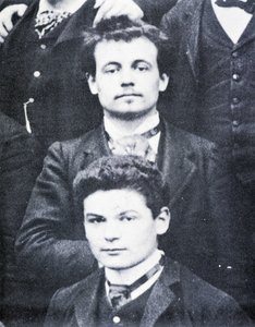 ポートレート。アルフレッド・ジャリ（1873-1907）とファルグ（1876-1947）、パリのリセ・アンリ4世にて - 写真 作： French Photographer