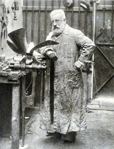 フランスの発明家フェルナン・フォレスト（1851年～1914年）の肖像（モーター、自動車部品など） - 写真