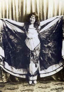 アメリカのコメディアン、シンガー、ダンサー、ロイエ・フラー（1862-1928）の肖像。 作： French Photographer