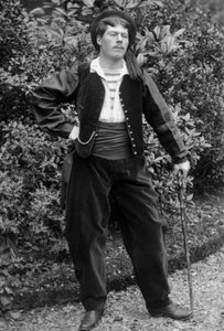 1880年頃、オートマルヌ（Haute Marne）のブルモン（Bourmont）地方、若い衣装の男性の肖像。写真撮影。デュコス・コレクション。 作： French Photographer