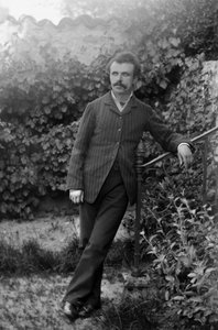 ブールモン・アン・オート・マルヌ近くにあるSeptfontaines修道院の庭での若い男性の肖像。19世紀後半の写真。デュコス・コレクション。 作： French Photographer