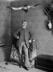 Bourmont en Haute Marneの近くにあるSeptfontainesの修道院でポーズをとる若い男性のポートレート。19世紀後半の写真。デュコス・コレクション。 作： French Photographer
