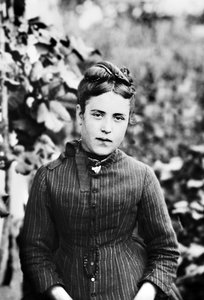 オートマルヌ地方ブルモン出身の若い女性の肖像。19世紀後半の写真。デュコス・コレクション。 作： French Photographer
