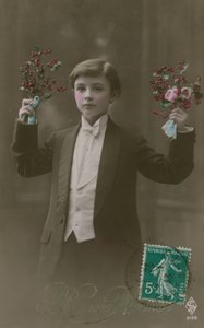 1913年に送付された白いネクタイと尾を持つ花と果実を持つ男の子のポストカード（手描きの写真）