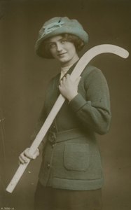 1913年に送られた、ホッケースティックを背負った若い女性のポストカード 作： French Photographer