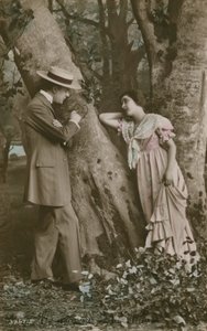 1913年に送られ、恋人たちが木にハートを彫ったポストカード（手描きの写真） 作： French Photographer