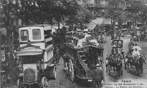 1905-10年、パリのモンマルトル大通りとイタリアン大通りの交差点にあるオムニバス駅を示すはがき 作： French Photographer