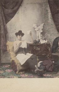 かなり半分服を着た女の子、手紙を読んで 作： French Photographer
