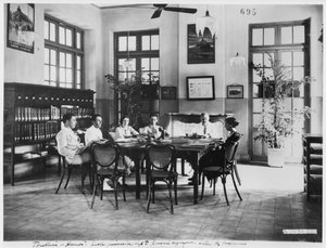 ハノイの男子小学校、1920年頃 作： French Photographer