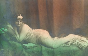 リクライニングガール、読書 作： French Photographer