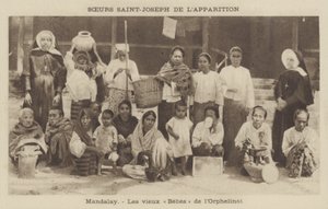 ビルマのマンダレーにあるセントジョセフ姉妹の運営する孤児院の住人たち（モノクロ写真 作： French Photographer