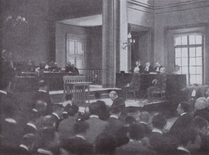 1899年、フランスのレンヌで反逆罪で誤って有罪判決を受けたフランス陸軍将校、アルフレッド・ドレフュスの事件の再審理 作： French Photographer