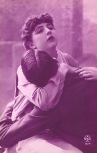 抱きしめるカップルのバラ色の写真 作： French Photographer