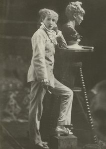 1869年のサラ・ベルナール（モノクロ写真 作： French Photographer
