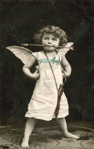 キューピッドに扮した小さな男の子 作： French Photographer