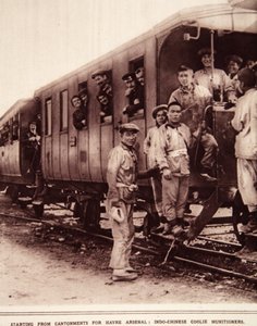 ハヴァーアーセナルのカントンメントから：インド中国のクーリー弾薬、イラストレイテッドウォーニュースのイラスト、1916年9月（セピア写真） 作： French Photographer