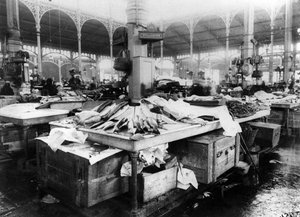 19世紀後半、パリのレアールの魚市場 作： French Photographer