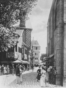1900年の万博博覧会にある旧パリのRue des Vieilles Ecolesと聖ジュリアン教会 作： French Photographer