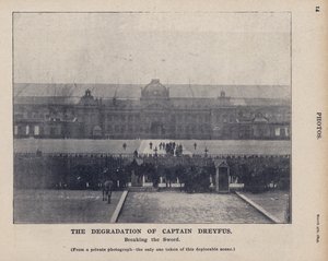 ドレフュス大尉の処刑、剣を折る様子、この悲惨な場面を撮影した唯一のプライベート写真より（モノクロ写真 作： French Photographer