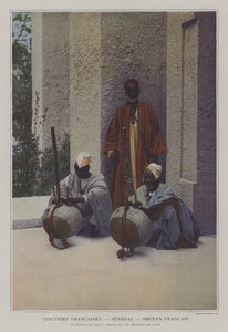 1900年のパリ万国博覧会のセネガル・フランス・スーダン部門に出品された宝石商のガロ・ティアムとコーラの奏者（カラー写真 作： French Photographer