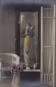 キスをしている若いカップルの鏡に映る様子（色付き写真） 作： French Photographer