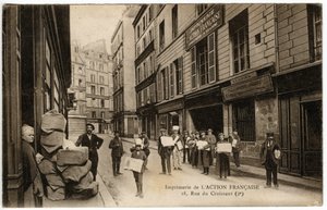 アクション・フランセーズ印刷所からの新聞売り手の放出 作： French Photographer