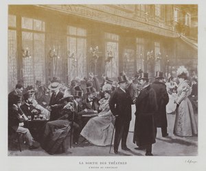 パリの「タヴェルヌ・プセット」の前で公演を終えた観客たち（モノクロ写真 作： French Photographer