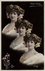 3つの同一の女性の頭 作： French Photographer