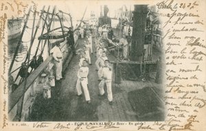 デッキでボクシングのレッスンを持っているフランスの海軍学校の訓練生の船員。 1913年に送られたはがき。 作： French Photographer