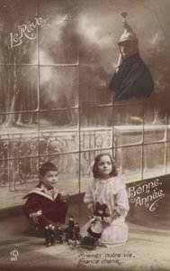 2人の子供がおもちゃで遊んで、兵士の父親について考える（着色写真） 作： French Photographer