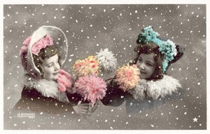 花を持つ二人の少女、雪の中で（カラー写真）