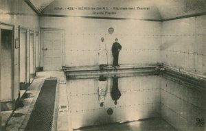 フランスのネリスレバンの温泉に立っている2人の男性。 1913年に送られたはがき。 作： French Photographer
