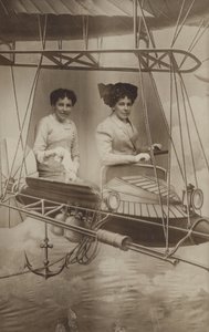 飛行機を飛ばす二人の女性（フォトコラージュ） 作： French Photographer