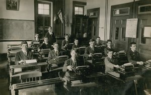 タイプライティングクラス。 1913年に送られたはがき。 作： French Photographer