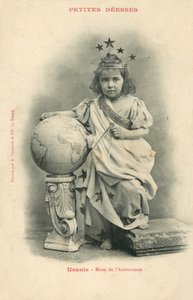 天文学のミューズ「ウラニー」（モノクロ写真 作： French Photographer