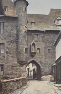 Uzerche、旧市街の門、コートドレンツリー 作： French Photographer