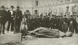 1871年5月16日に撤去された後のヴァンドーム柱（モノクロ写真 作： French Photographer