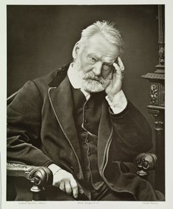 ヴィクトルユーゴー（1802年〜85年）、ギャラリーコンテンポラリーネ、1874-78年頃 作： French Photographer