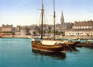 1890-1900年の港からの城壁に囲まれた都市サンマロの眺め 作： French Photographer