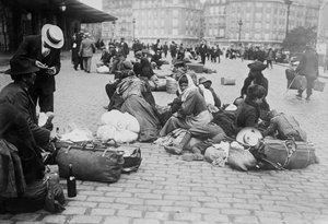 戦争時の難民、リヨン駅、パリ、1914 作： French Photographer