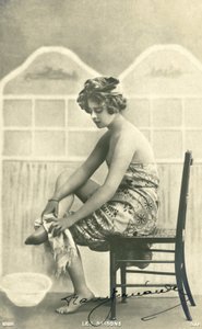 バスタオルを巻いた女性（モノクロ写真 作： French Photographer