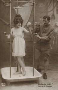 兵士と一緒にシャワーを浴びる女性（モノクロ写真 作： French Photographer