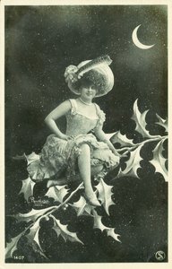 ヒイラギの枝に座る女性（モノクロ写真 作： French Photographer