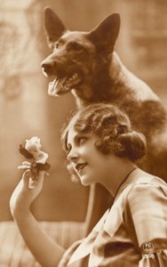彼女の犬を持つ女性 作： French Photographer