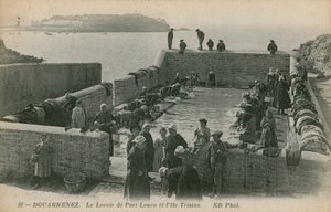 ルーアンの港で洗濯物を洗う女性。 1913年に送られたはがき。 作： French Photographer